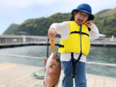 魚を釣った子供